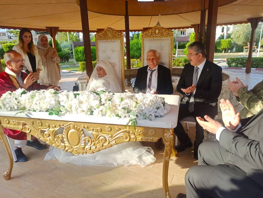 79 yaşındaki geline kına yaktılar. Sonbaharlarına Osmaniye Huzurevi'nde girdiler 1